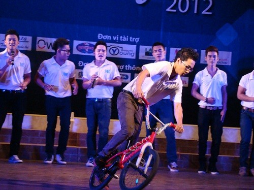 Màn chào hỏi cực ấn tượng và sôi động của các thí sinh trong đêm chung kết Mr Hà Nội năm 2012